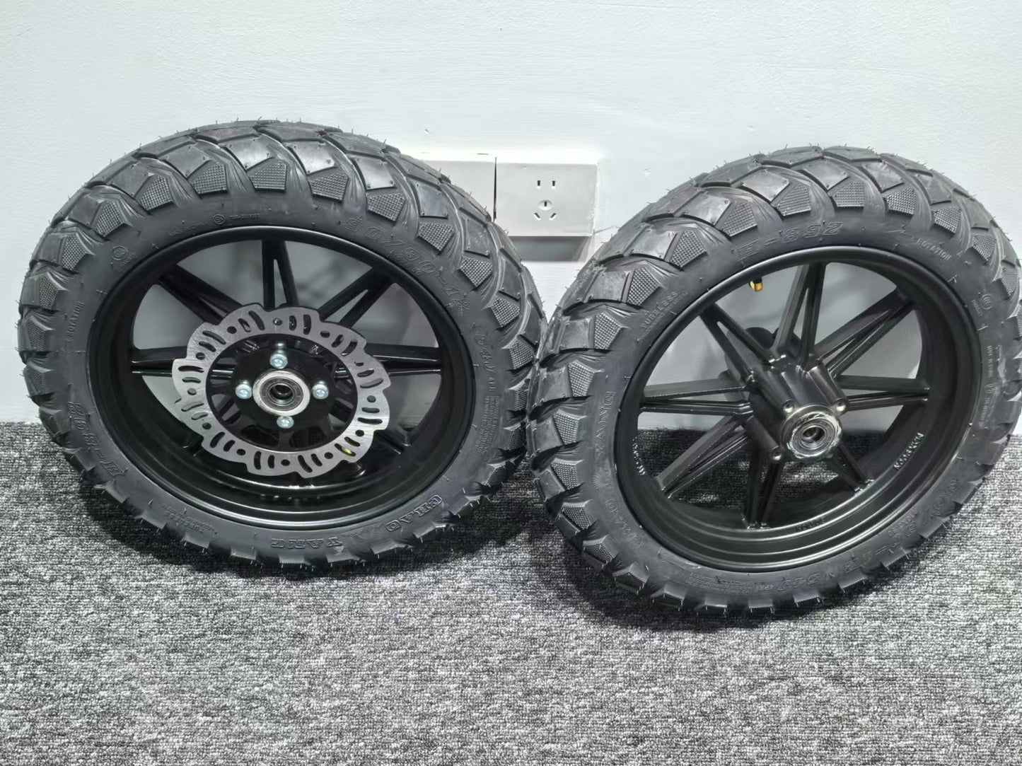 Aluminum front wheel set includes aluminum front wheel, disc brake, axle